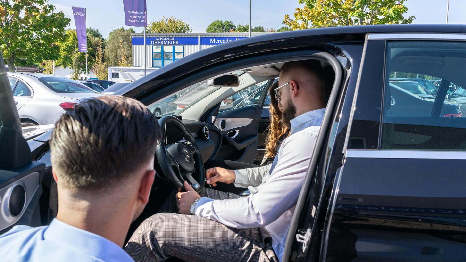 Kundengespräch vor Mercedes Gebrauchtwagen bei Automobile Obermeier in Meckenheim