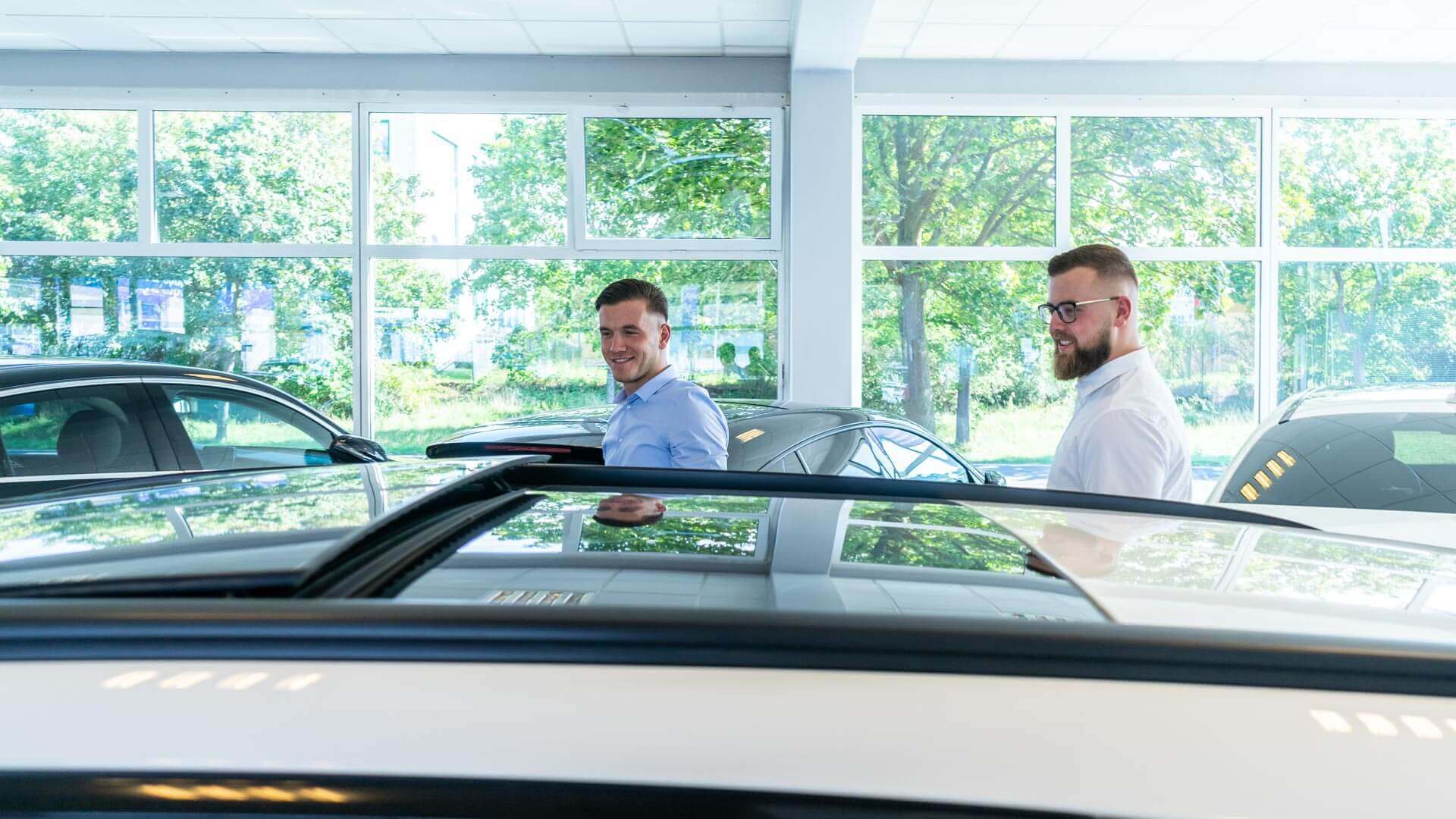 Kundengespräch vor Mercedes Gebrauchtwagen bei Automobile Obermeier in Meckenheim